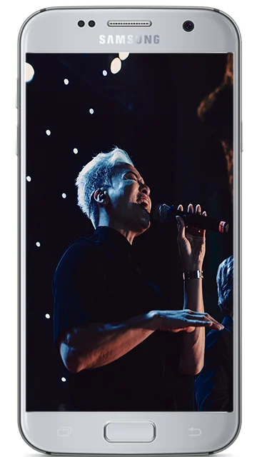 A person is enjoying movie on an old Android smartphone using the Vedu App old version.